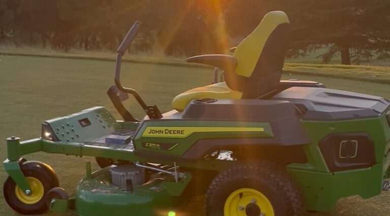 John Deere Electric Z370R Mower