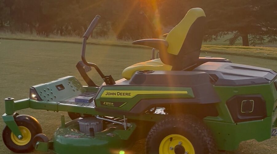 John Deere Electric Z370R Mower